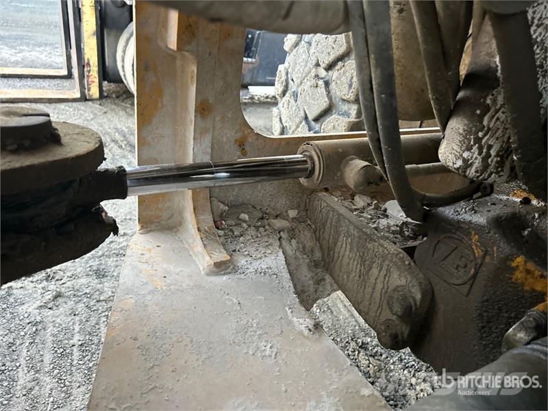 John Deere 444J Iekrāvēji uz riteņiem