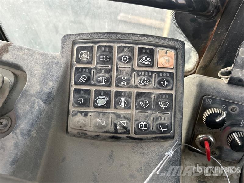 John Deere 444J Iekrāvēji uz riteņiem