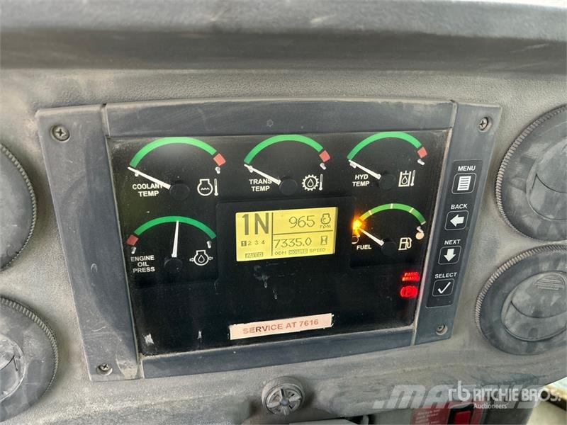 John Deere 444J Iekrāvēji uz riteņiem