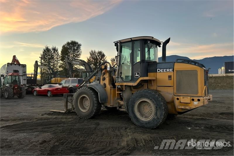 John Deere 444J Iekrāvēji uz riteņiem