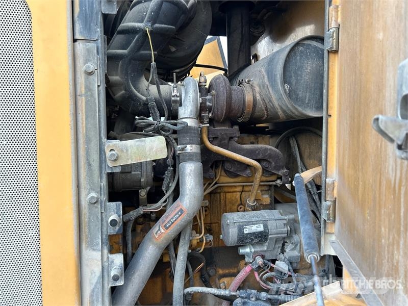 John Deere 444J Iekrāvēji uz riteņiem