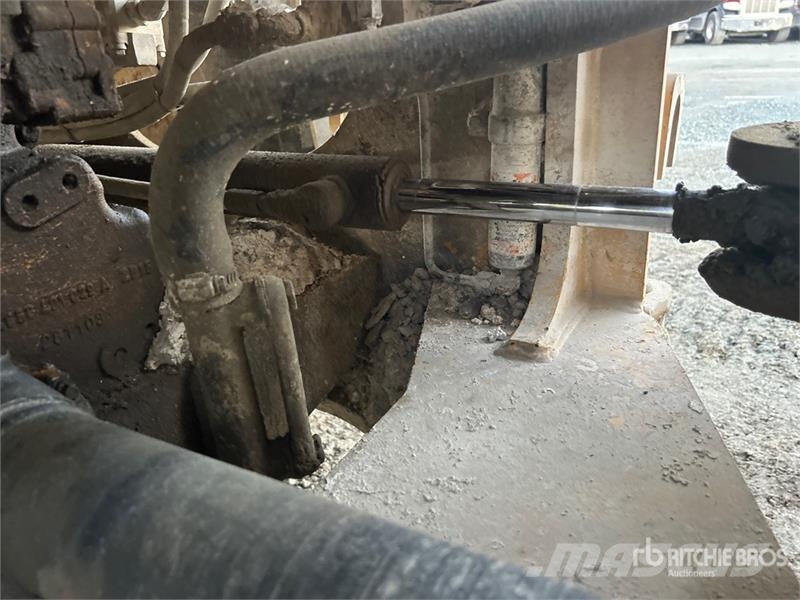 John Deere 444J Iekrāvēji uz riteņiem