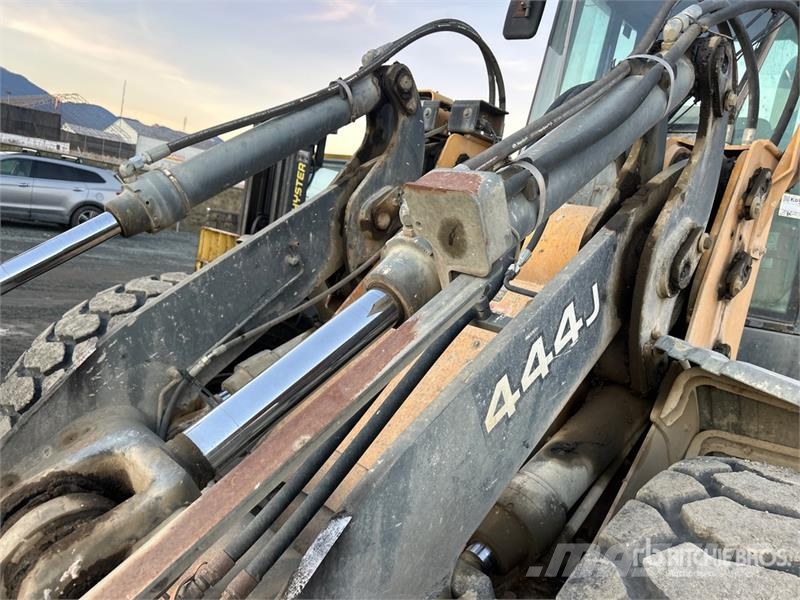 John Deere 444J Iekrāvēji uz riteņiem