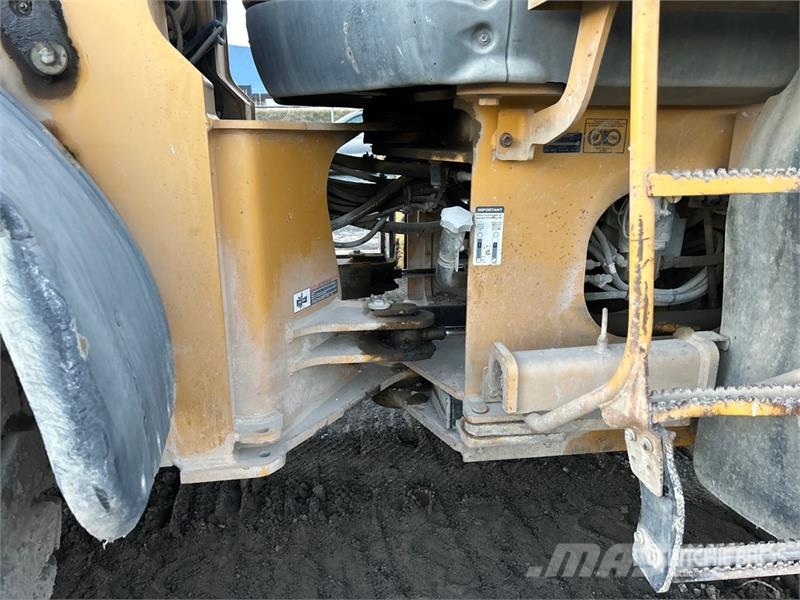 John Deere 444J Iekrāvēji uz riteņiem