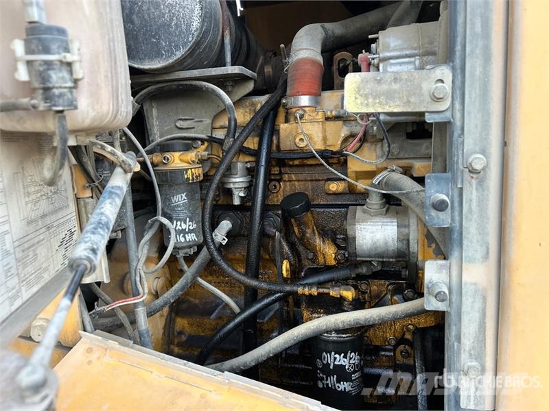 John Deere 444J Iekrāvēji uz riteņiem