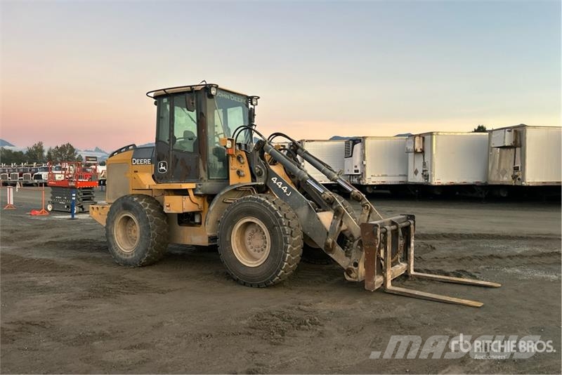 John Deere 444J Iekrāvēji uz riteņiem