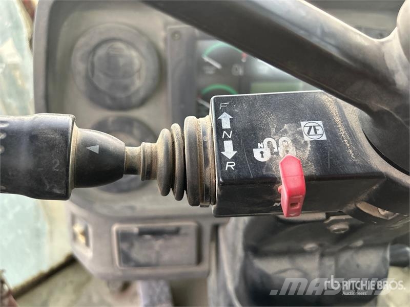 John Deere 444J Iekrāvēji uz riteņiem