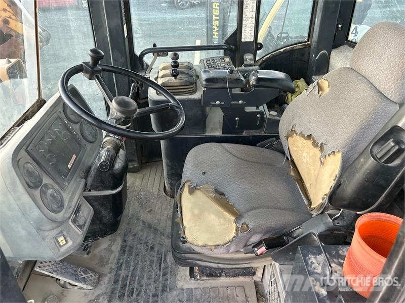 John Deere 444J Iekrāvēji uz riteņiem