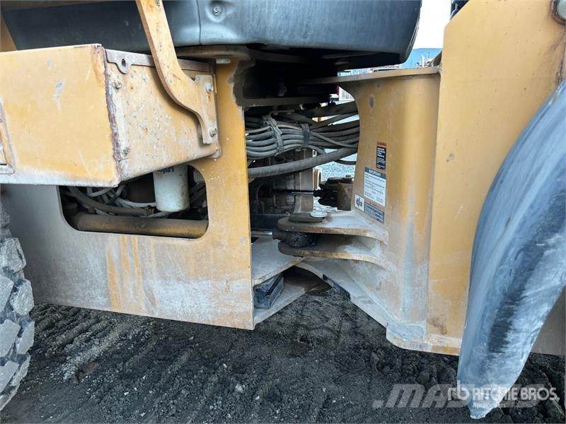 John Deere 444J Iekrāvēji uz riteņiem