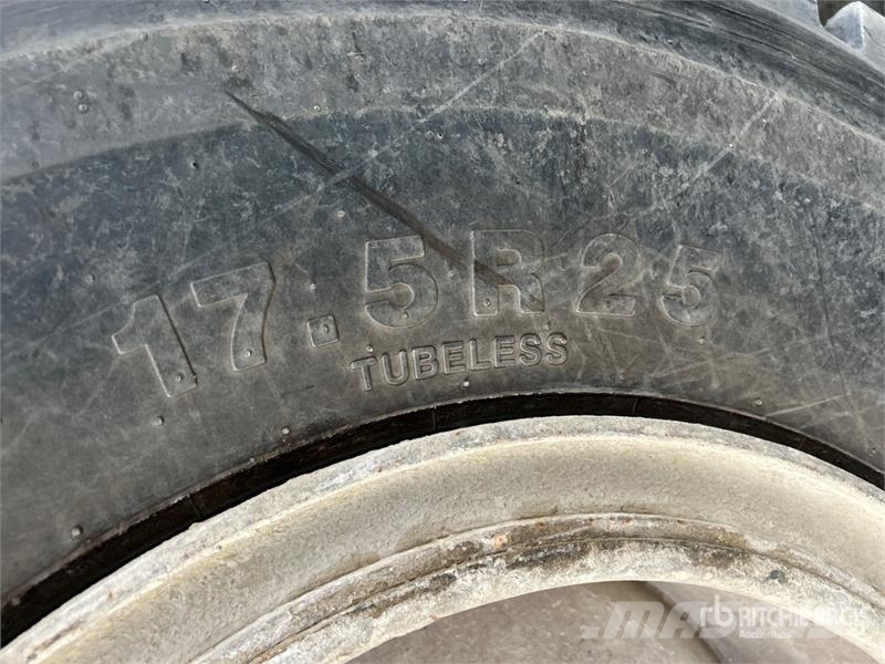 John Deere 444J Iekrāvēji uz riteņiem