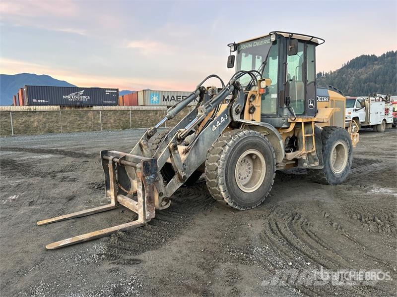 John Deere 444J Iekrāvēji uz riteņiem