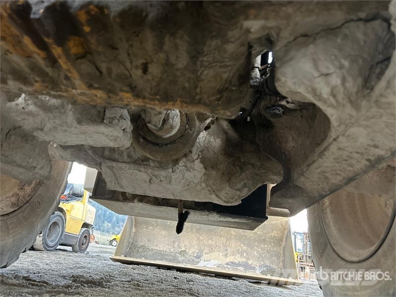 John Deere 444J Iekrāvēji uz riteņiem