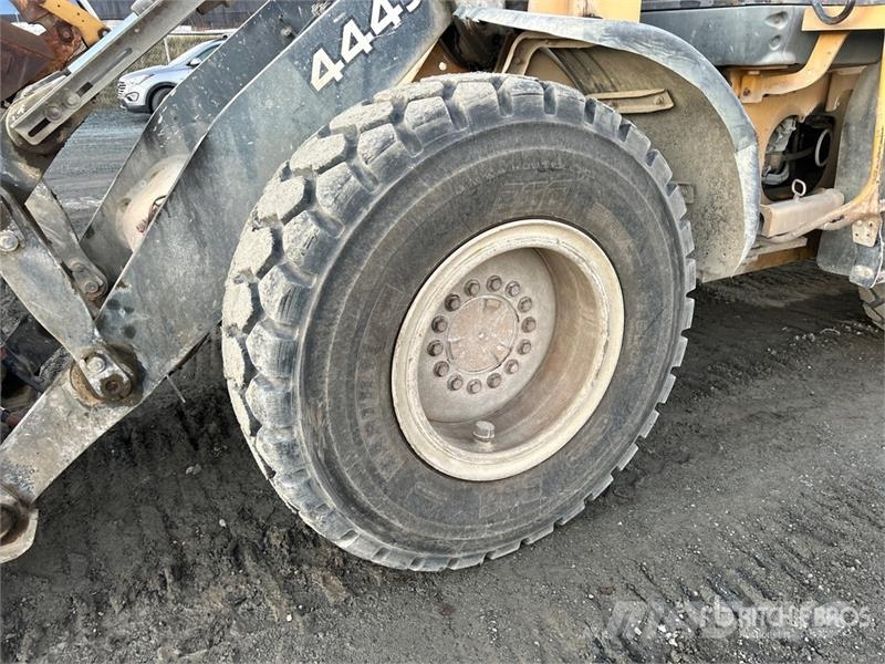 John Deere 444J Iekrāvēji uz riteņiem