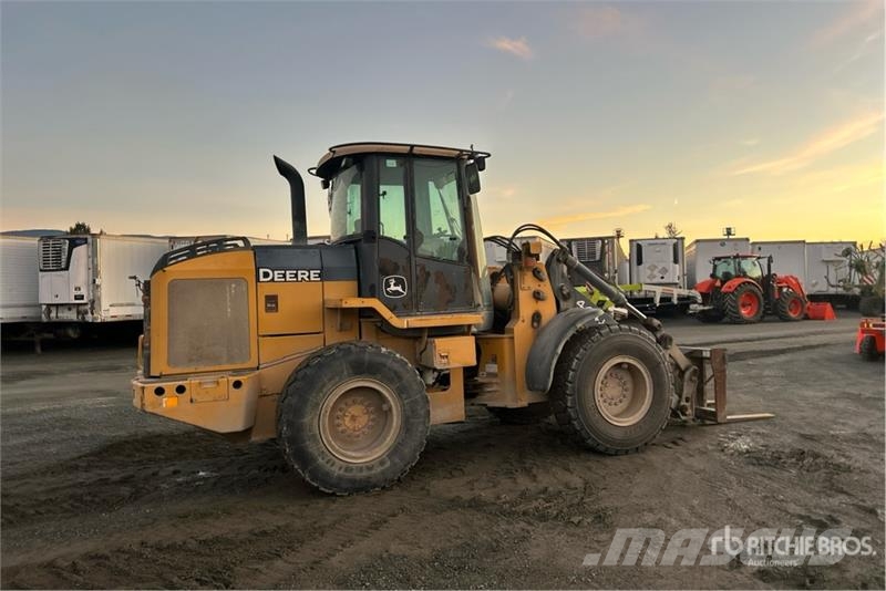 John Deere 444J Iekrāvēji uz riteņiem
