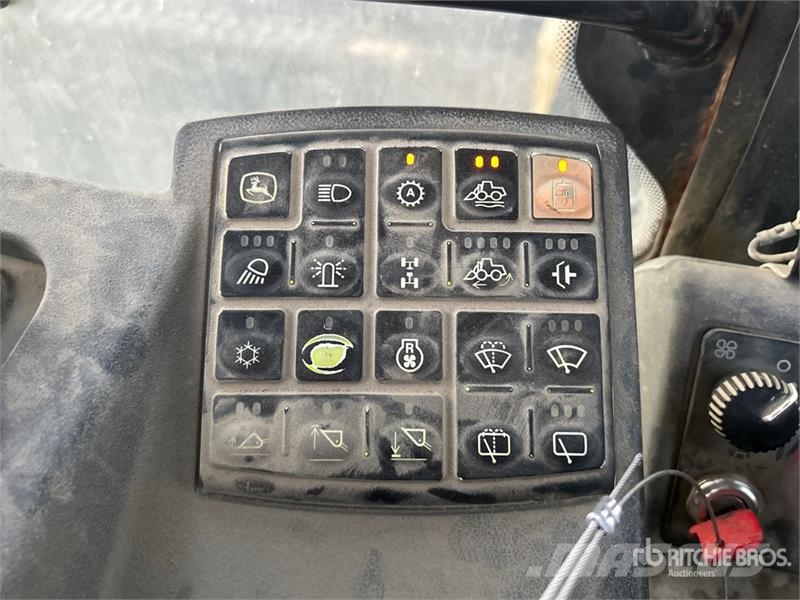 John Deere 444J Iekrāvēji uz riteņiem