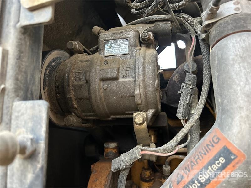 John Deere 444J Iekrāvēji uz riteņiem