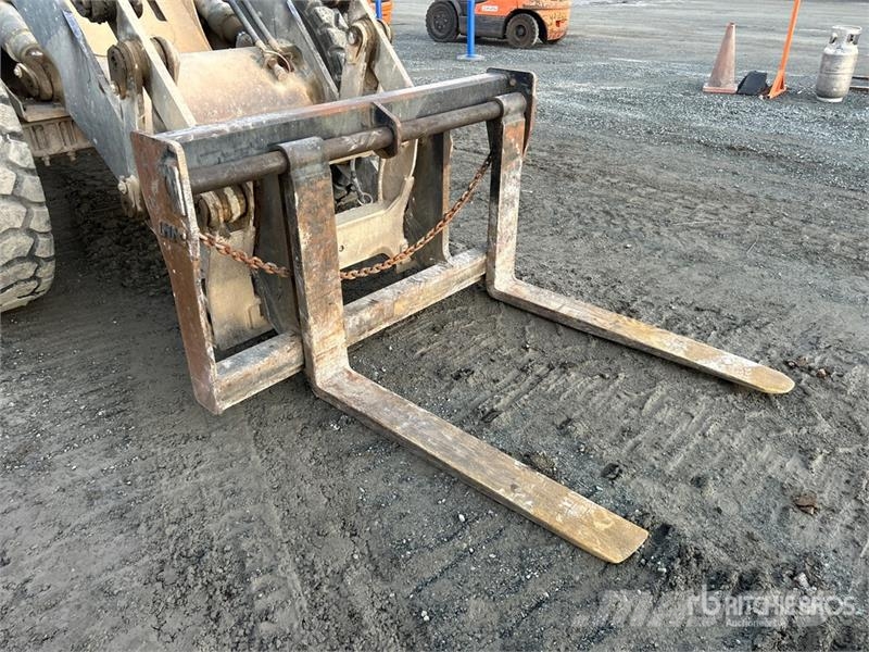 John Deere 444J Iekrāvēji uz riteņiem