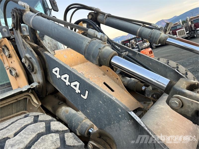 John Deere 444J Iekrāvēji uz riteņiem