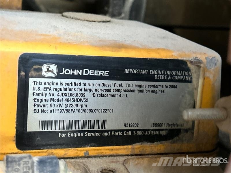 John Deere 444J Iekrāvēji uz riteņiem