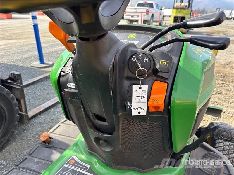 John Deere X754 Ride-On Lawn Mower Самохідні газонокосарки