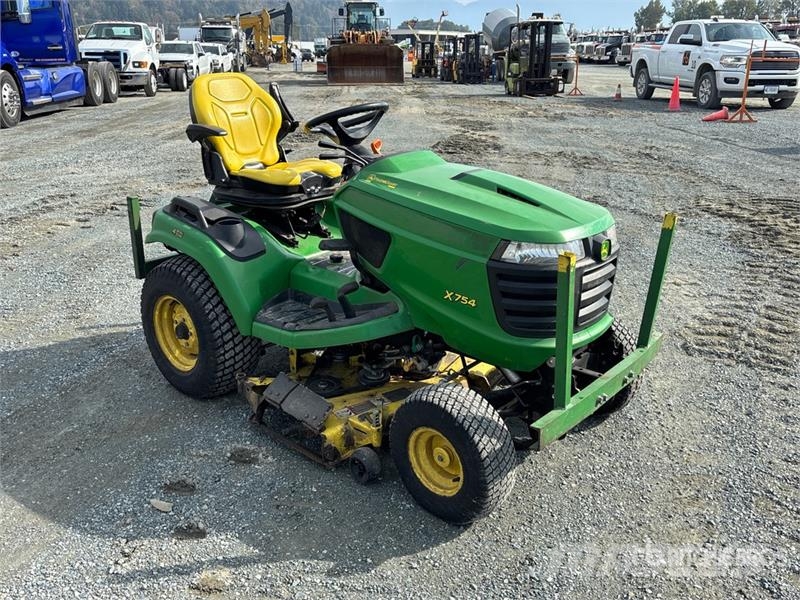 John Deere X754 Ride-On Lawn Mower Самохідні газонокосарки