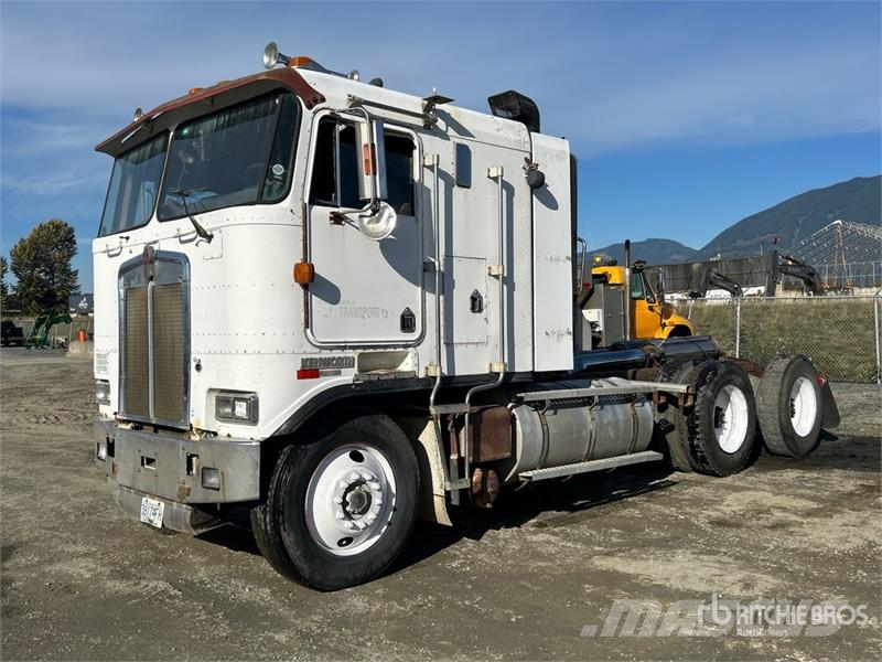Kenworth K100E 曳引機組件