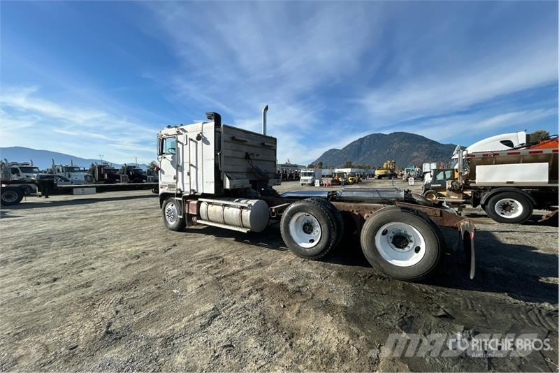 Kenworth K100E 曳引機組件