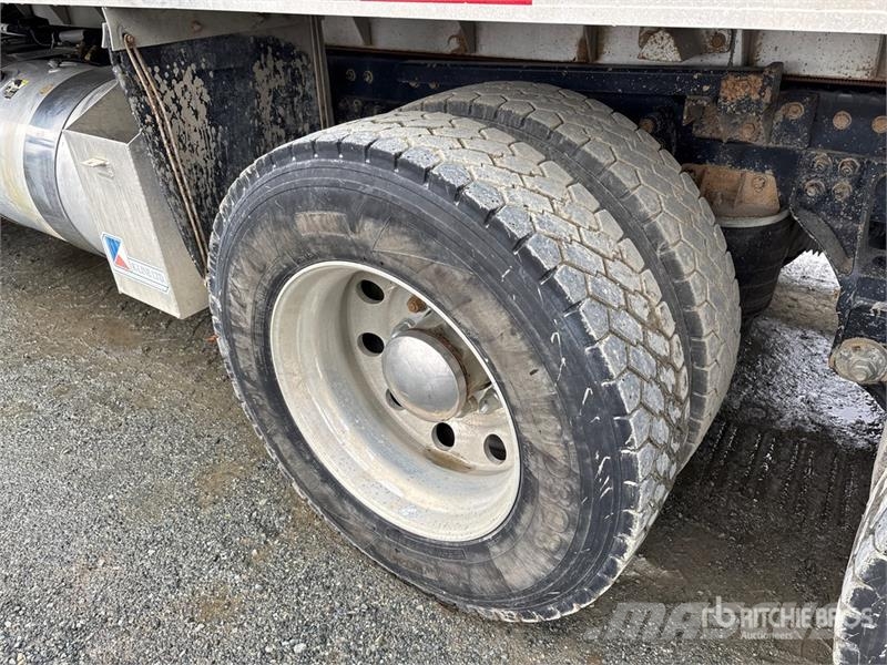Kenworth T880 Savivarčių priekabų vilkikai