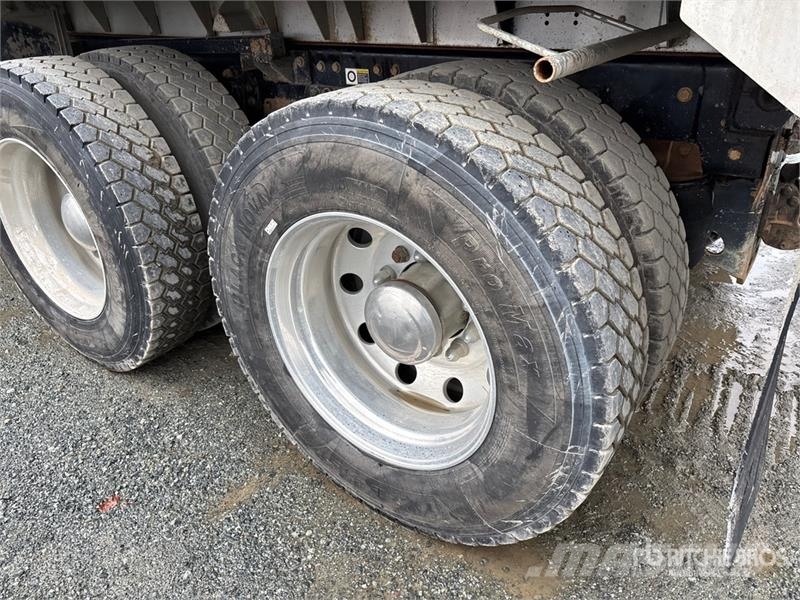 Kenworth T880 Savivarčių priekabų vilkikai