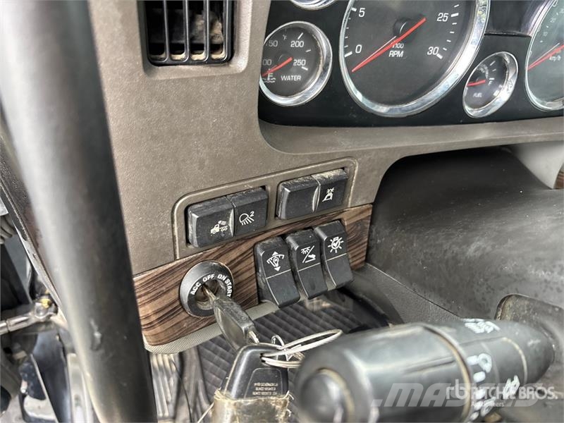 Kenworth T880 Savivarčių priekabų vilkikai