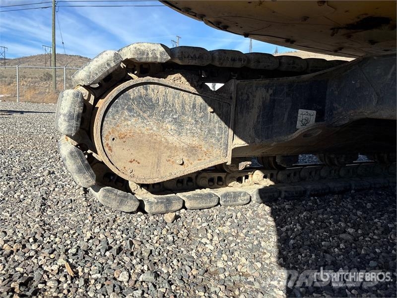 Komatsu 200LC-3 Pásová rýpadla