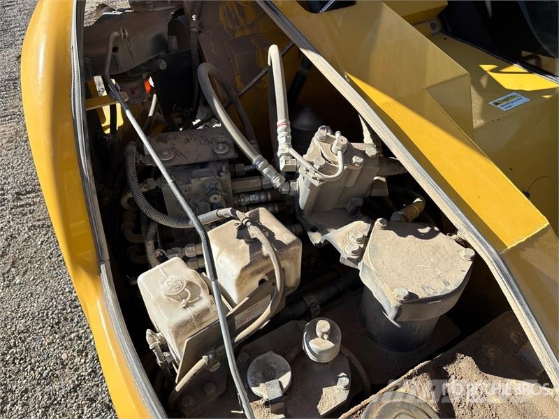 Komatsu 200LC-3 Pásová rýpadla