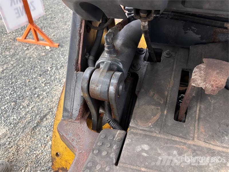 Komatsu FG25T-14 3750 lb Cushion Tire Forklift Šakiniai krautuvai - Kita