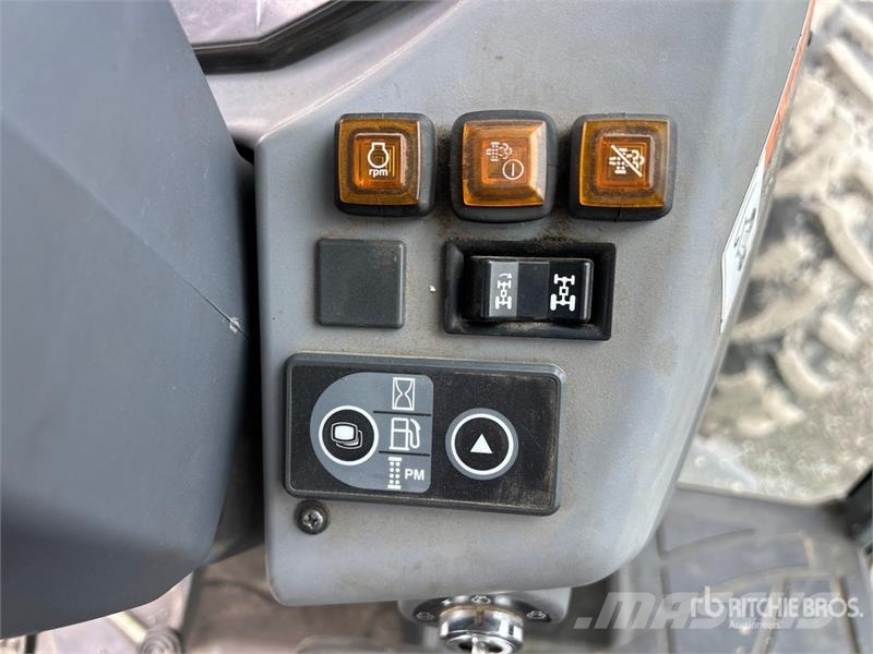 Kubota M4N-071HDCC 4WD Tractor Traktorok