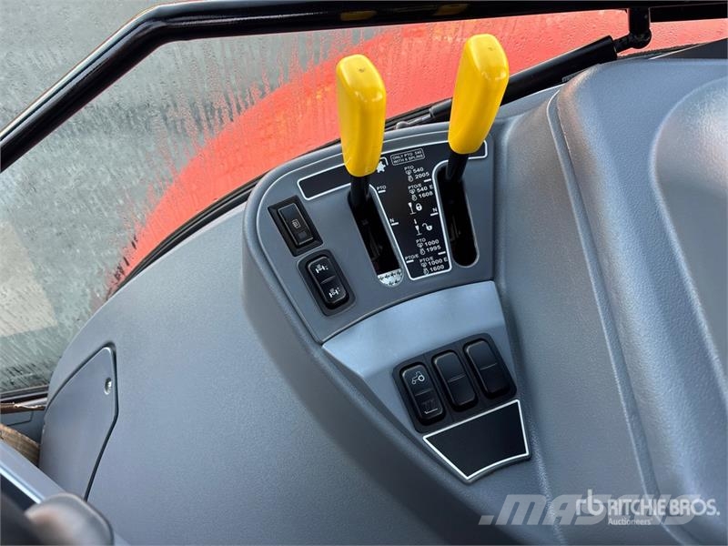 Kubota M7152 Premium 4WD Tractor 트랙터