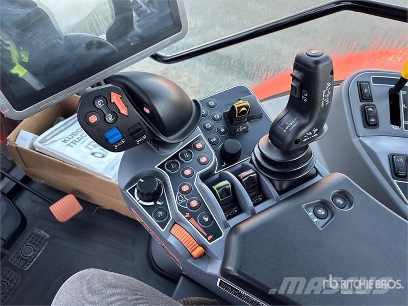 Kubota M7152 Premium 4WD Tractor 트랙터