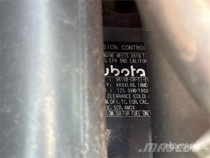 Kubota M7152 Premium 4WD Tractor 트랙터