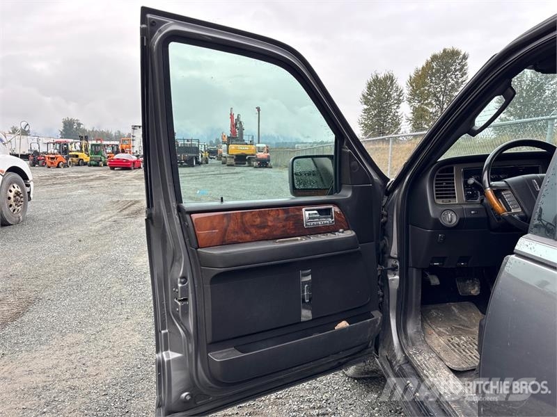 Lincoln Navigator 4WD SUV Masini