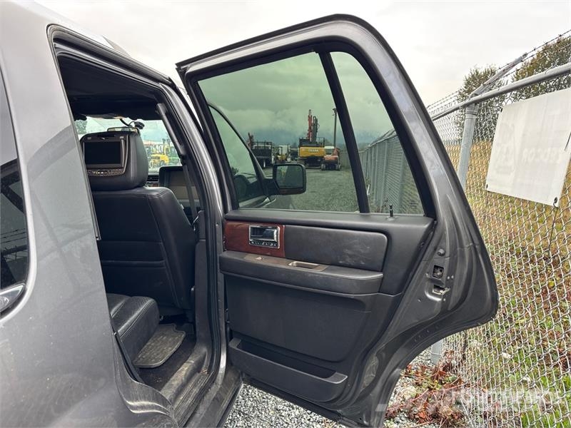 Lincoln Navigator 4WD SUV Masini