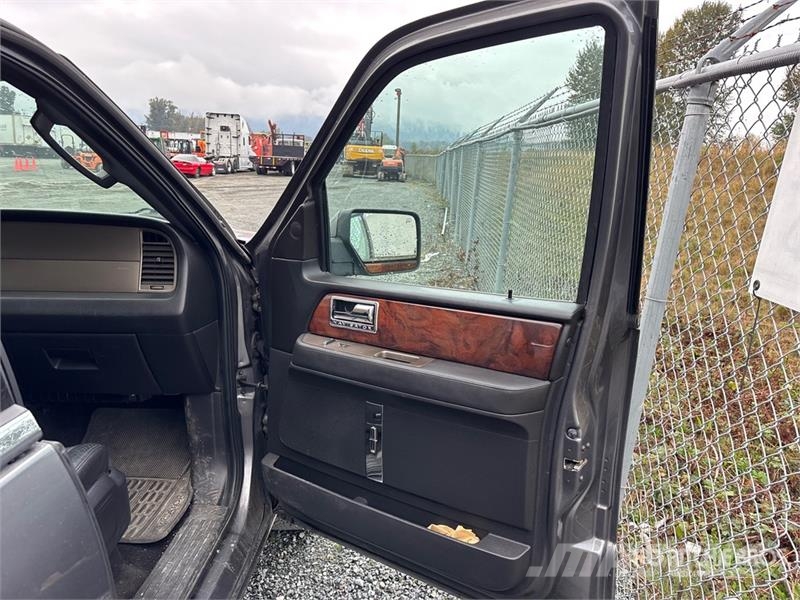 Lincoln Navigator 4WD SUV Masini
