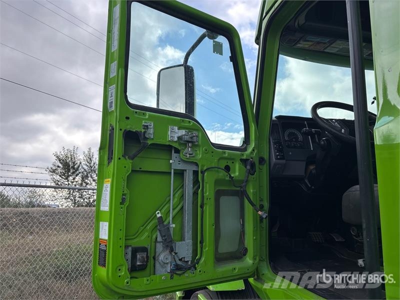 Mack Anthem 6x4 T/A Sleeper Truck Tractor (Inoperable) Camiones tractor