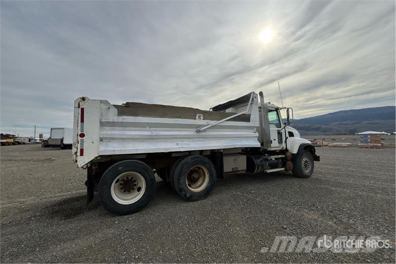 Mack CV713 Kipper
