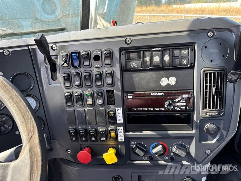 Mack CXU613 Trekkers