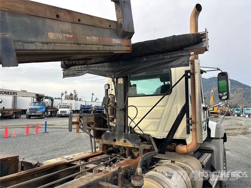Mack GU813 Liftdumper biler