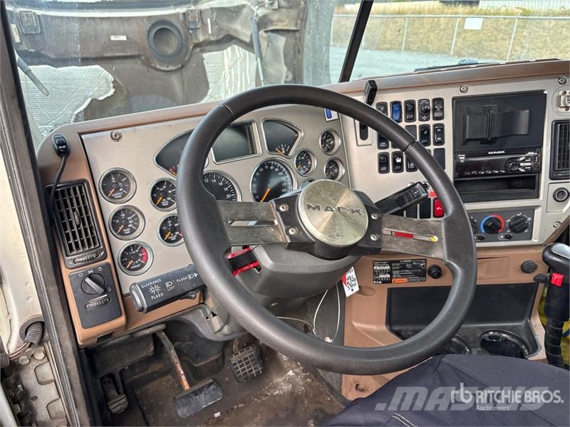 Mack GU813 Liftdumper biler