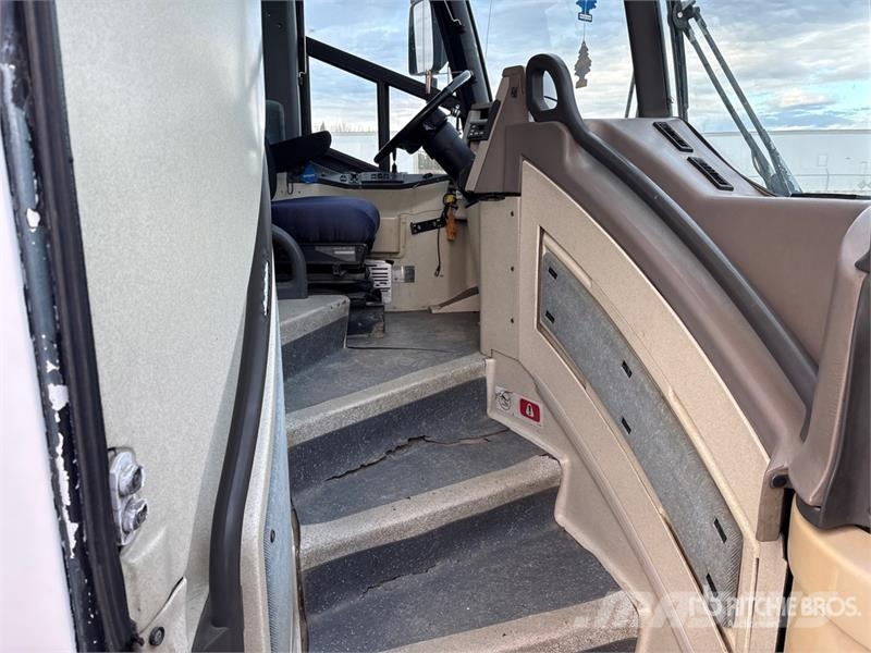 MCI 6x2 Coach المركبة