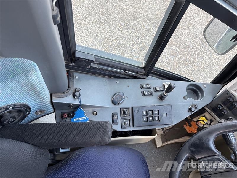 MCI 6x2 Coach المركبة