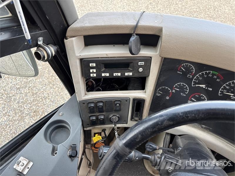 MCI 6x2 Coach المركبة
