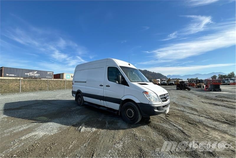 Mercedes-Benz Sprinter Cargo Van 大型面包车