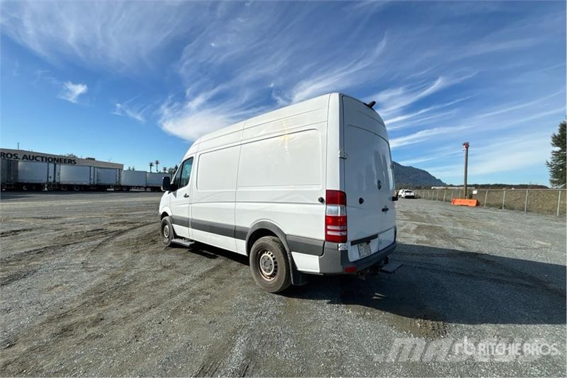 Mercedes-Benz Sprinter Cargo Van 大型面包车